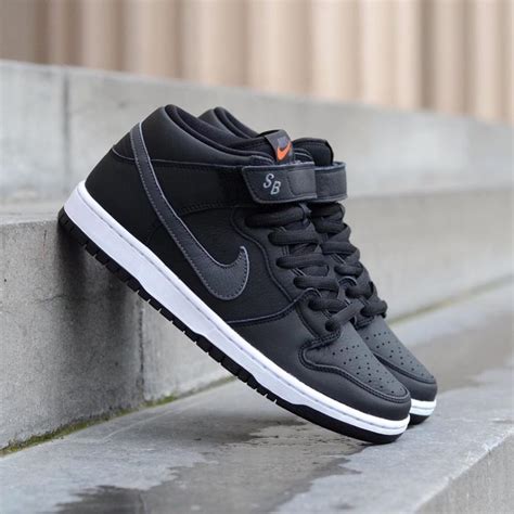 sb dunk mid pro